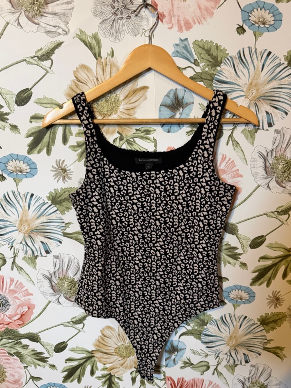 Banana Republic Cheetah Print Bodysuit Size S – Chic, Flattering Fit